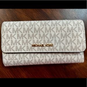 Michael Kors Logo Jet Wallet